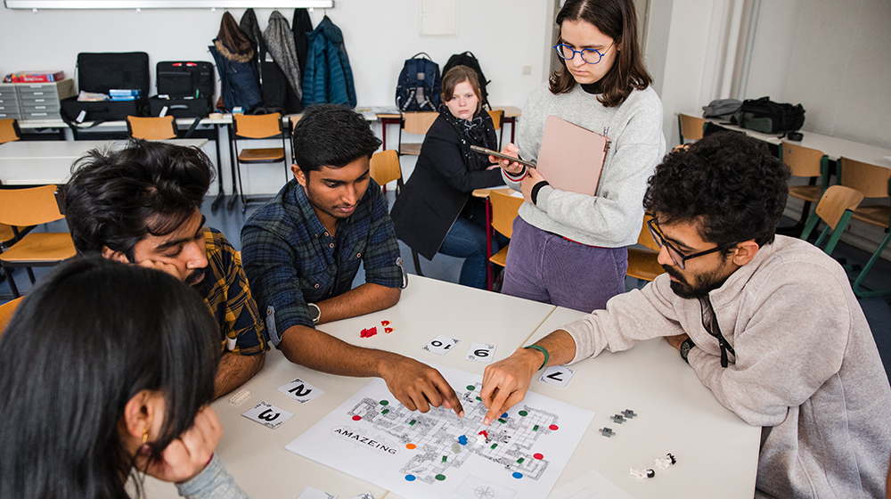 Eindrücke aus der Lehrveranstaltung Serious Games (c) Jana Dünnhaupt Uni Studierende sitzen bei der Lehrveranstaltung Serious Games an einem Tisch und spielen eines der entwickelten Spiele (c) Jana Dünnhaupt Uni Magdeburg